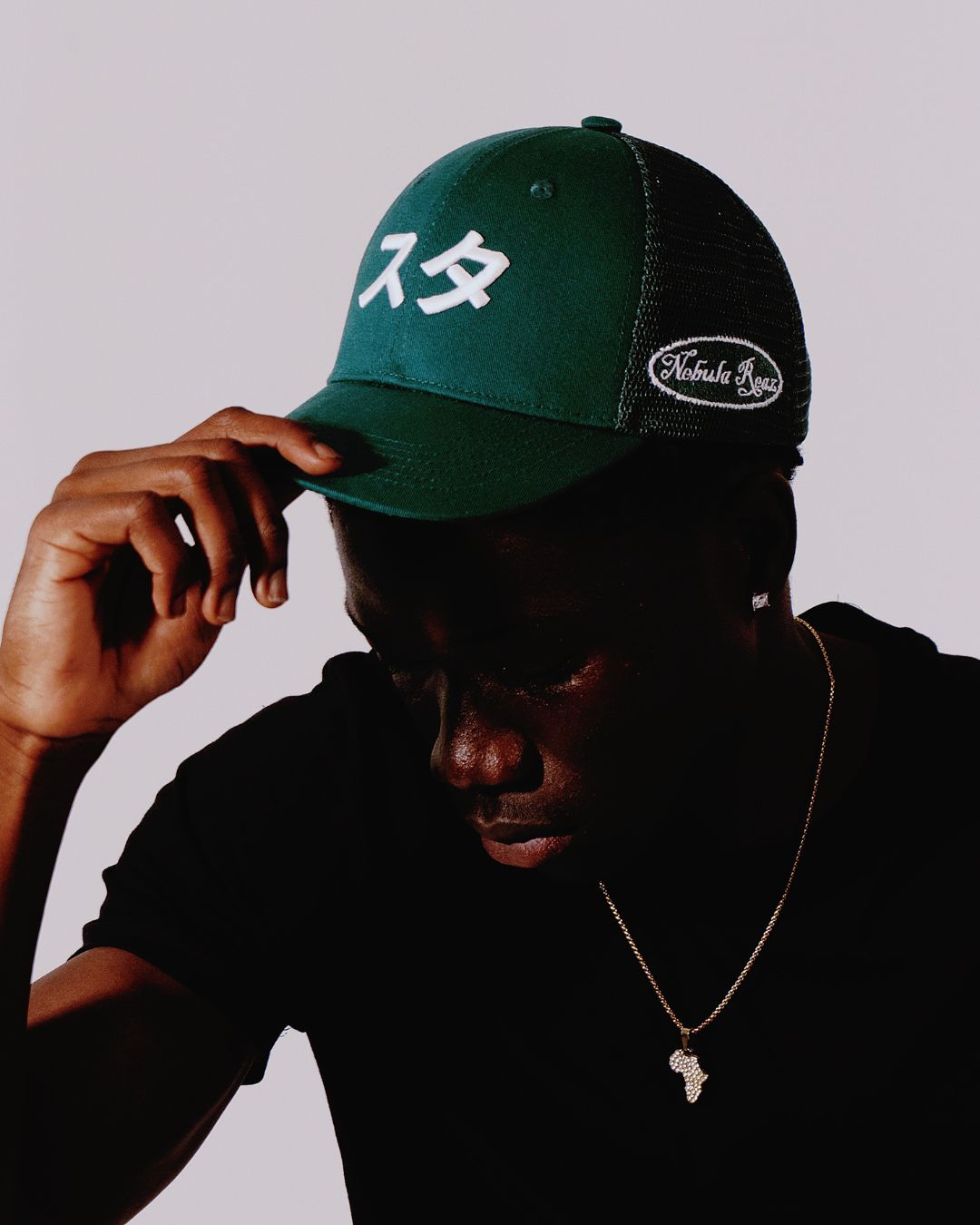 Gorra trucker Sutā verde en modelo