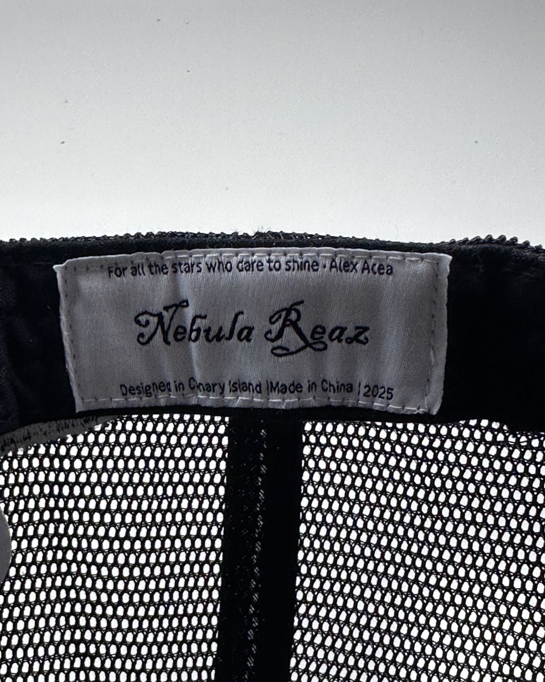 Detalle de la malla trasera trucker Sutā