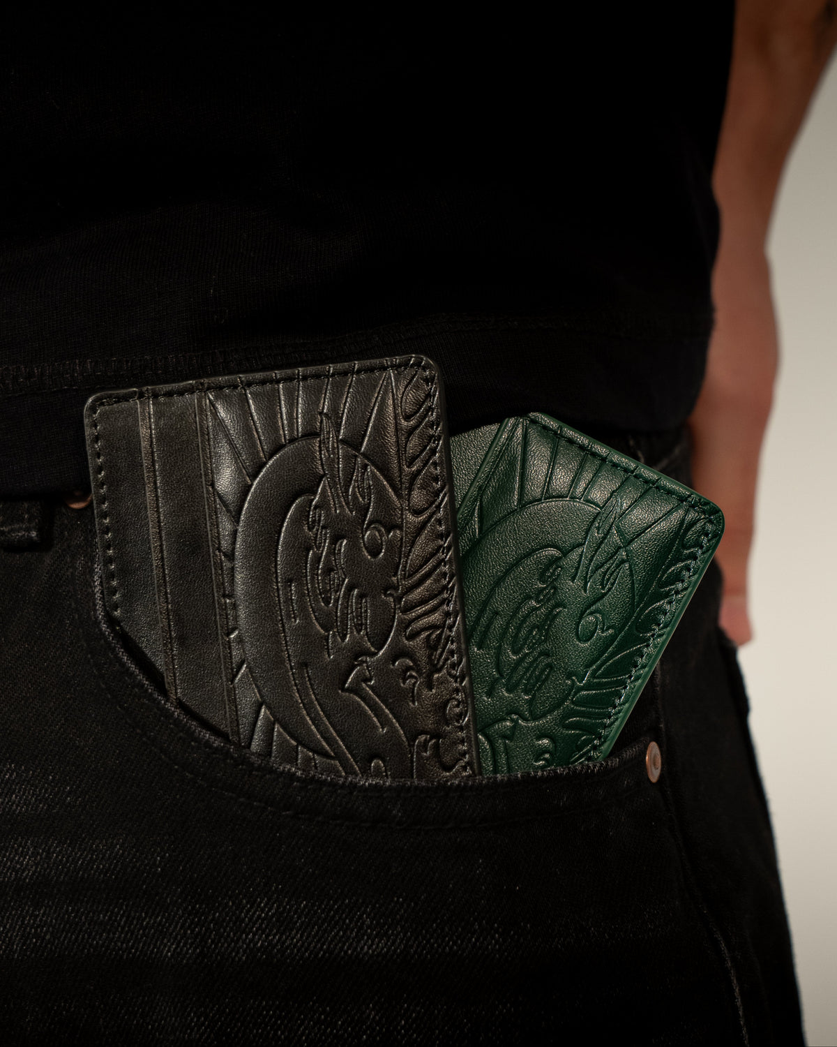 Carteras Kanagawa negra y verde de Nebula Reaz con grabado de la Gran Ola