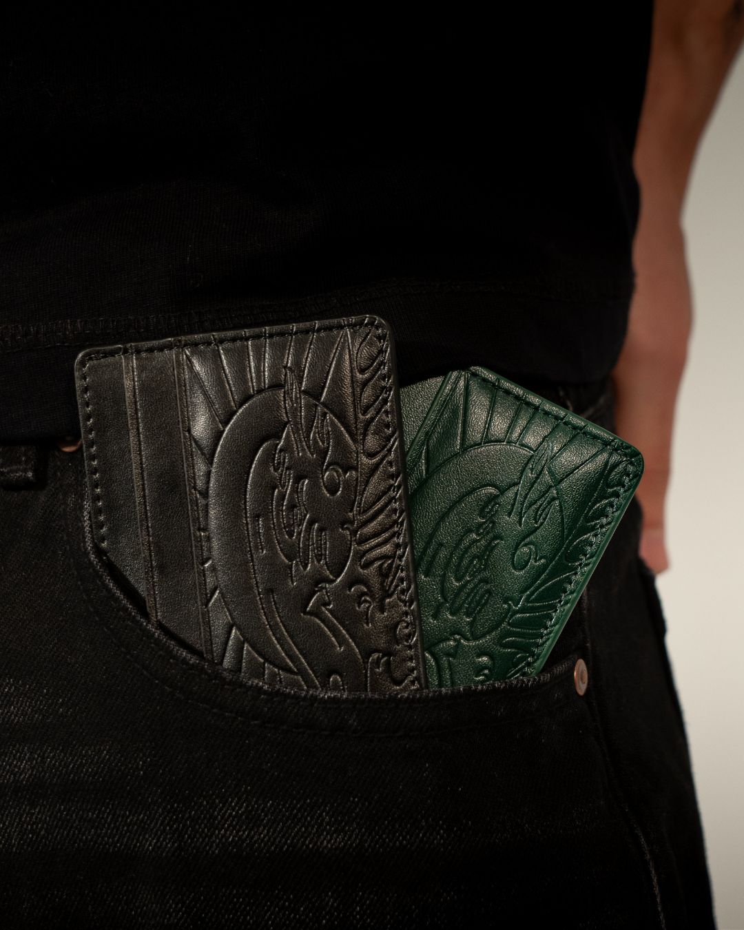 Carteras Kanagawa negra y verde de Nebula Reaz con grabado de la Gran Ola