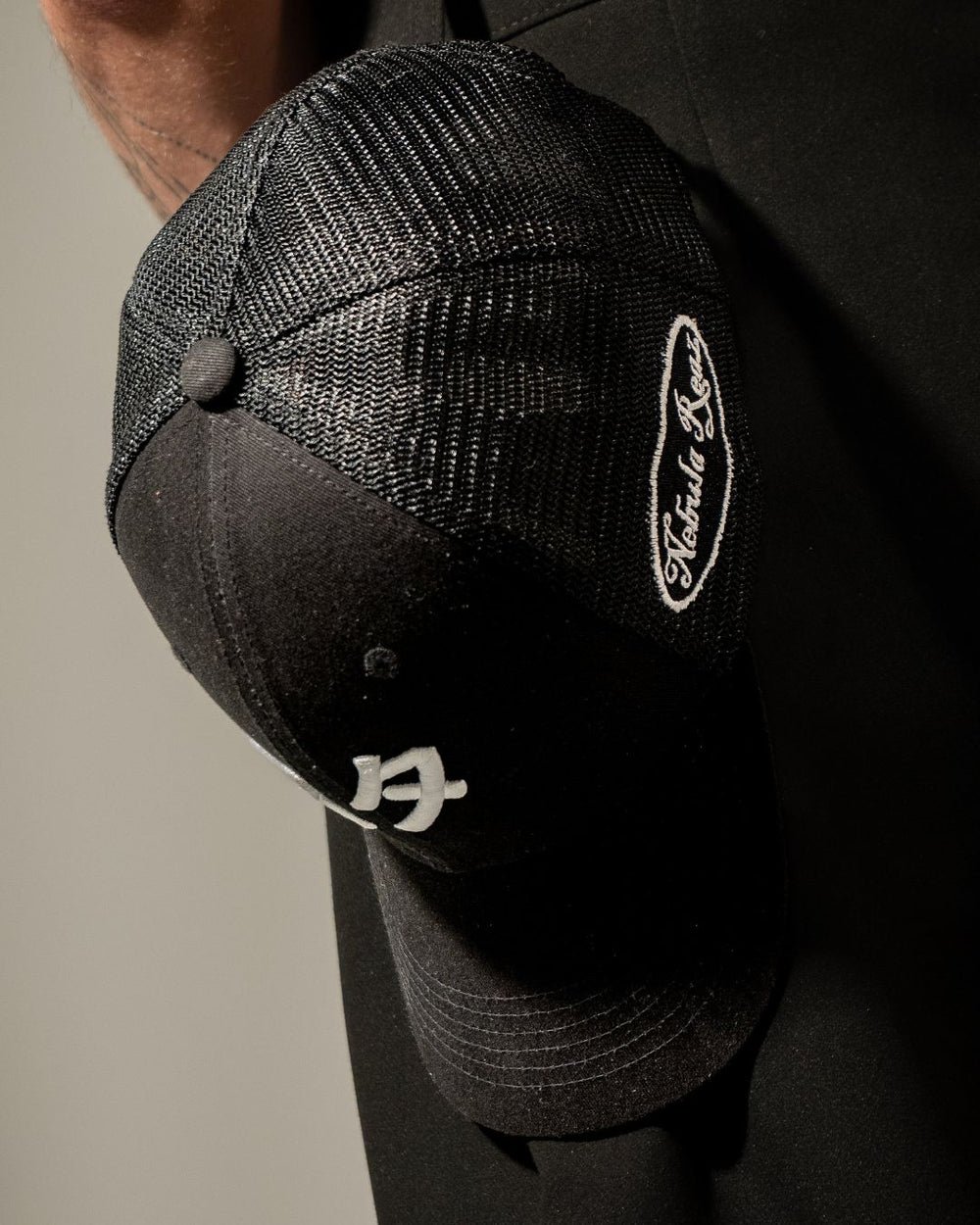 Gorra Sutā de Nebula Reaz con bordado, vista de perfil